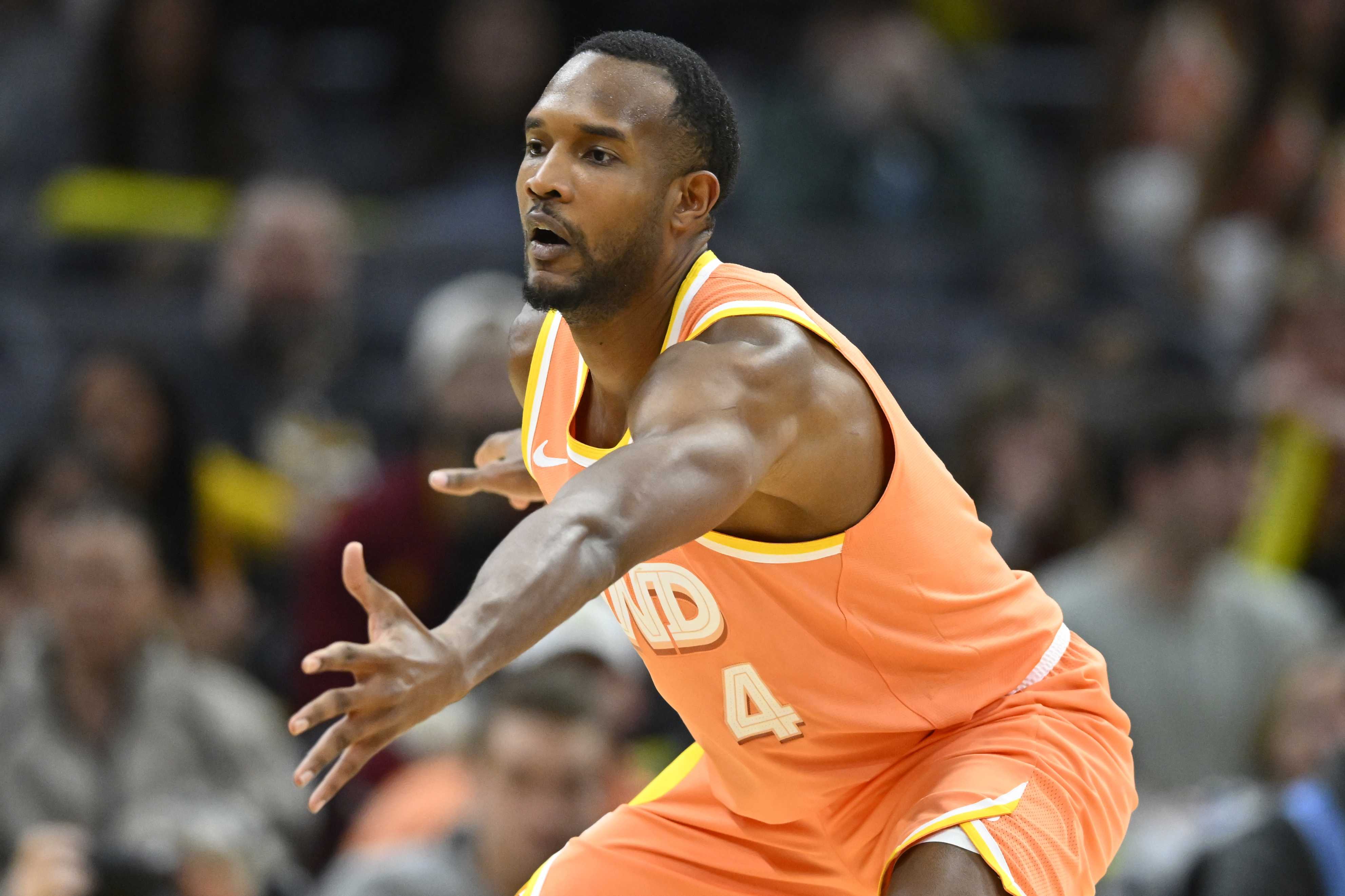 骑士不敌热火，哈登米切尔难救主，鲍威尔19分希罗18分德巴17+10